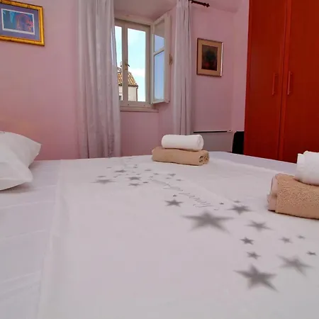 Captain S - Four Bedroom Holiday With Terrace And Swimming Pool