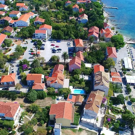 Captain S - Four Bedroom Holiday With Terrace And Swimming Pool *