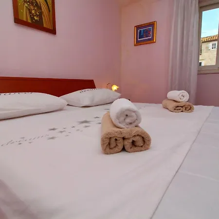 Captain S - Four Bedroom Holiday With Terrace And Swimming Pool