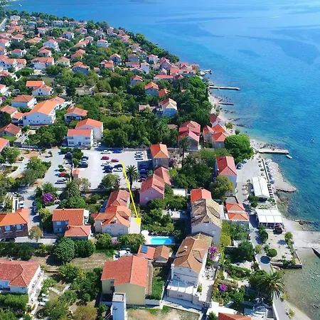 Captain S - Four Bedroom Holiday With Terrace And Swimming Pool *