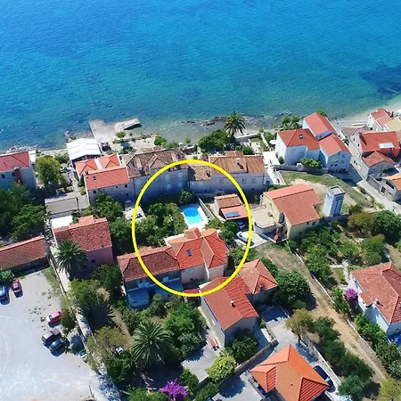 Captain S - Four Bedroom Holiday With Terrace And Swimming Pool