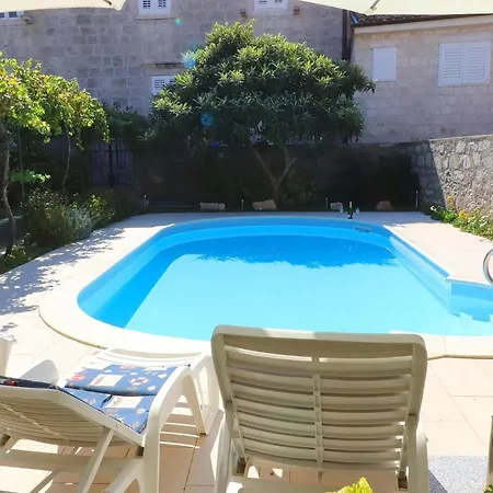Captain S - Four Bedroom Holiday With Terrace And Swimming Pool فيلة