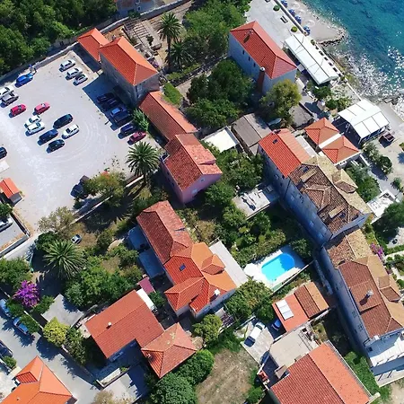 Captain S - Four Bedroom Holiday With Terrace And Swimming Pool *
