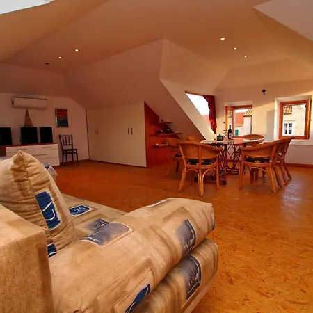 Captain S - Four Bedroom Holiday With Terrace And Swimming Pool فيلة