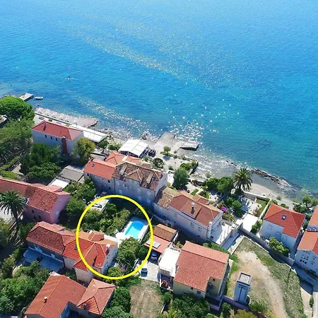 Captain S - Four Bedroom Holiday With Terrace And Swimming Pool